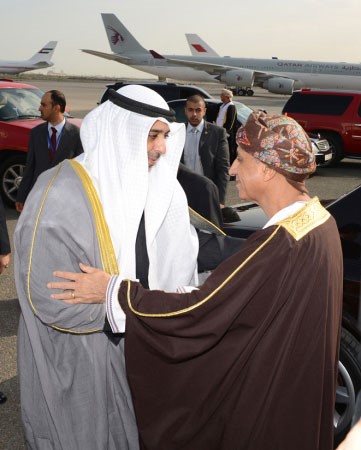 صاحب السمو فهد بن محمود ال سعيد مغادرا وفي وداعه الشيخ محمد العبدالله﻿