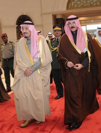 صاحب السمو الملكي الامير سلمان بن عبد العزيز ال سعود وفي وداعه الشيخ محمد الخالد﻿