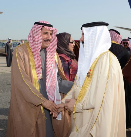 الملك حمد بن عيسى ال خليفة مصافحا السفير الشيخ عزام الصباح﻿