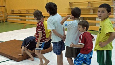 طفل أمريكي قتل شقيقته بتقليد المصارعة الحرة