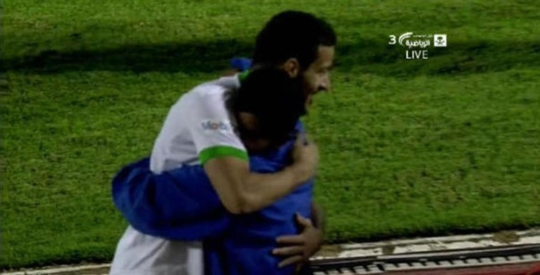 بالفيديو.. لاعب سعودي يحتضن عاملاً آسيوياً بعد فرحته بتسجيل هدف