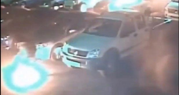 بالفيديو .. كاميرا في مرآب سيارات توثق الجريمة والعقاب في 6 ثوانٍ