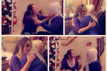 بالصور.. شريهان تهدي “تي ـــ شيرت” لإحدى معجباتها!