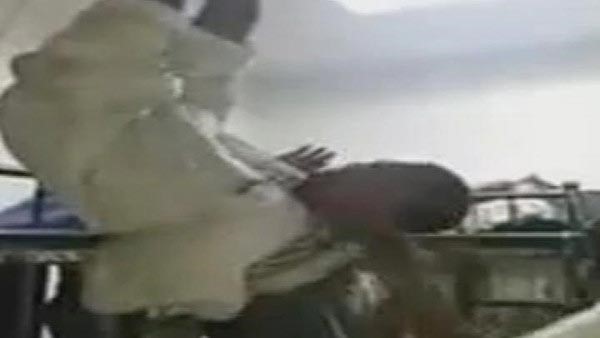 بالفيديو.. السعودية تحقق في مقطع يظهر تعذيب سجين على يد زملائه