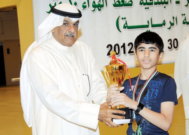 عدنان الابراهيم يكرم احد الفائزين 