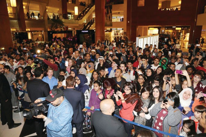 مع جمهور غفير في مول 360