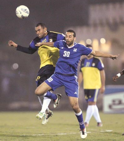 لاعب التضامن نواف الشويع يبعد الكرة الازرقكوم﻿