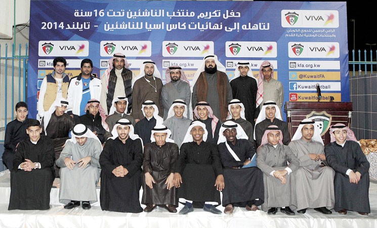 لاعبو ازرق الناشئين فرحين بالتكريم
