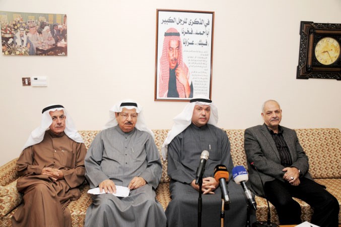 داحمد المنيس متوسطا دعبد المالك التميمي ومحمود حربي وعامر التميمي خلال الندوة			انور الكندري﻿