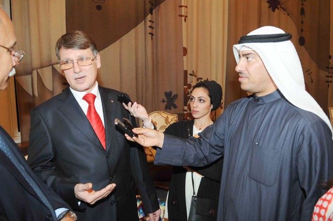  السفير الروسي متحدثا للصحافيين