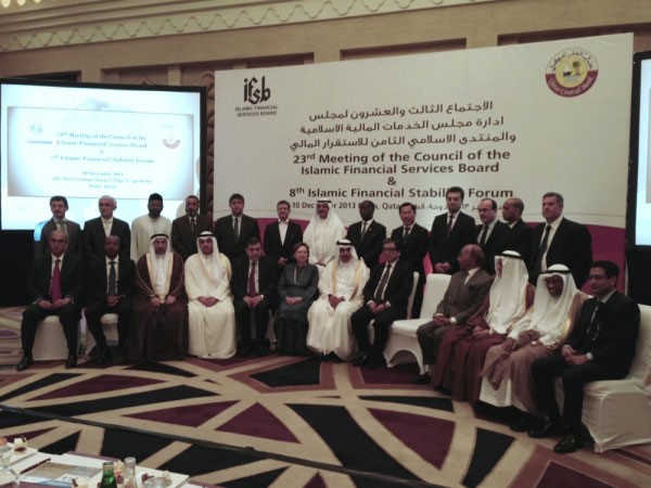 باسل الهارون مع المشاركين في الاجتماع