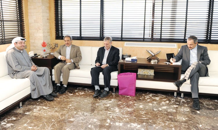 رئيس التحرير الزميل يوسف خالد المرزوق مستقبلا المستشار اول حسن زرنكار ابرقوئي والمستشار علي حاج جعفري ومترجم السفارة فريال حماد