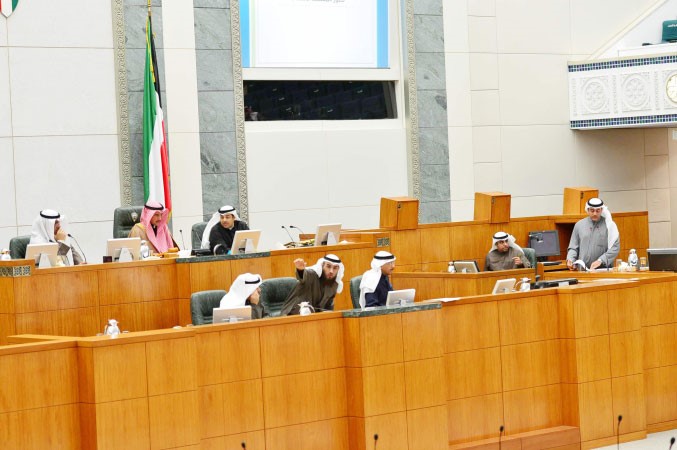 رئيس مجلس الامة مرزوق الغانم ونائبه مبارك الخرينج وامين السر يعقوب الصانع على المنصة بينما الوزير مسالم الاذينة يشرحللنواب المنظور الاسكاني الجديد ﻿