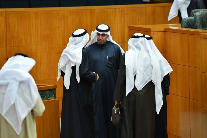 ماضي الهاجري في حديث مع بعض النواب﻿