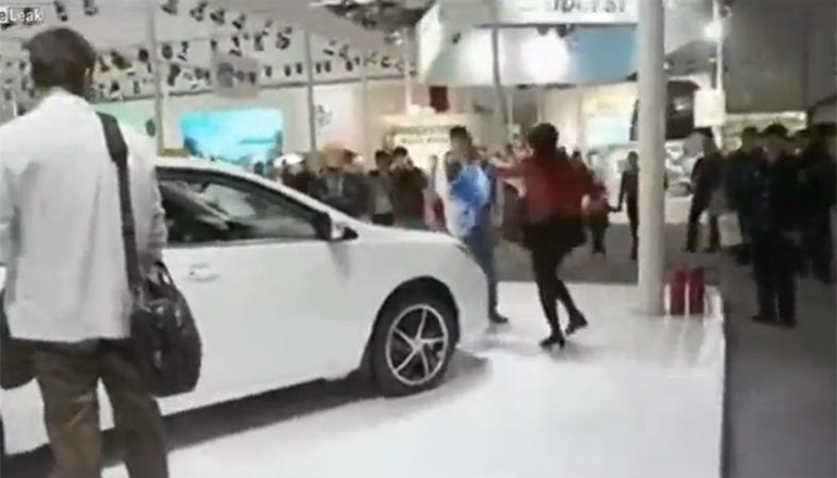 بالفيديو.. تحاول تدمير سيارة فارهة لترغم زوجها على شرائها !