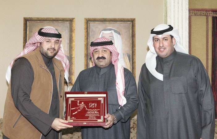 الشيخ احمد اليوسف يتسلم درعا تذكارية من عبدالله الذياب﻿