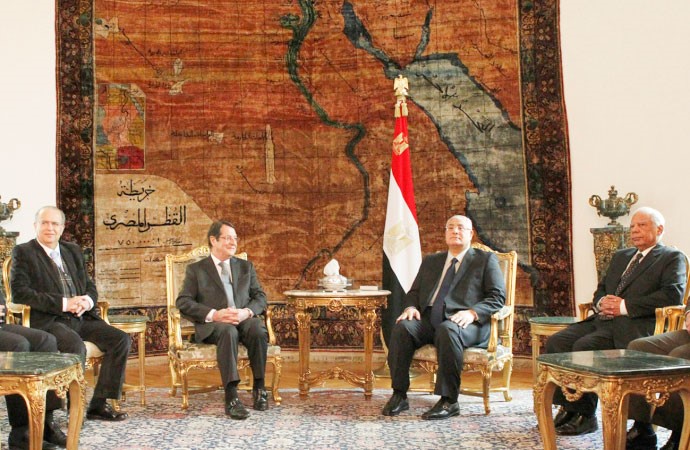 الرئيس المصري المؤقت المستشار عدلي منصور مستقبلا نظيره القبرصي نيكوس اناستاسياديس اول من امس افپ