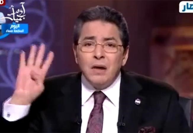 بالفيديو.. كيف تصرف محمود سعد بعد رفعه اشارة رابعة سهواً على الهواء مباشرة ؟