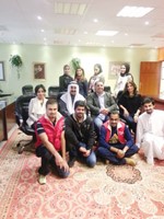 لقطة جماعية للنصار والحجي مع طلبة قسم الاعلام﻿