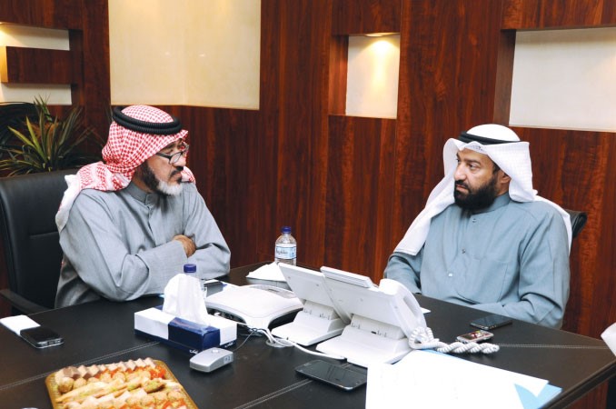 دعلي العمير يستمع للزميل يوسف عبدالرحمن