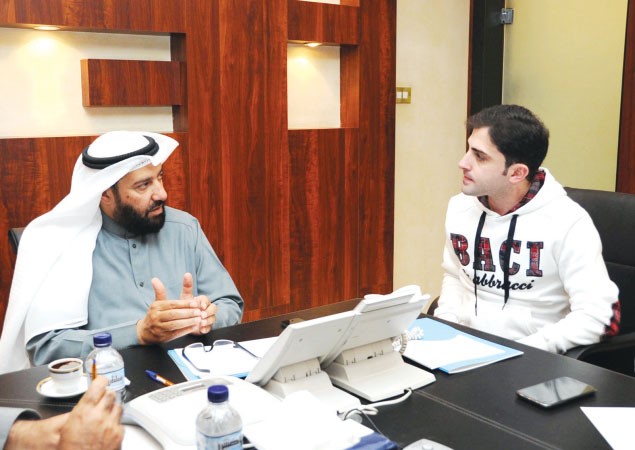 مدير التحرير الزميل محمد الحسيني يستمع الى حديث من النائب العمير