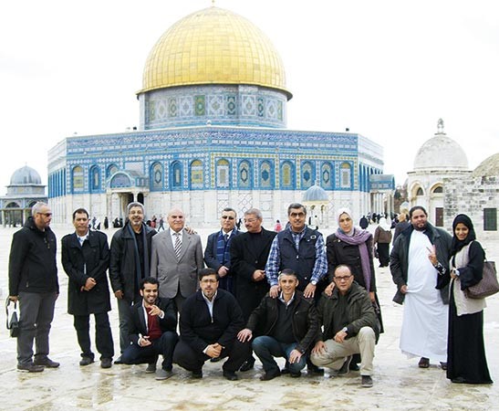 الزميلان عدنان الراشد وجاسم كمال مع الوفد الاعلامي العربي امام مسجد قبة الصخرة بمدينة القدس