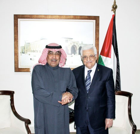 الرئيس الفلسطيني محمود عباس مستقبلا الزميل عدنان الراشد في مكتبه بمدينة رام الله