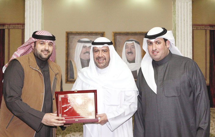 الشيخ احمد الفهد يتسلم الدعوة بحضور الشيخ عذبي اليوسف والذياب﻿