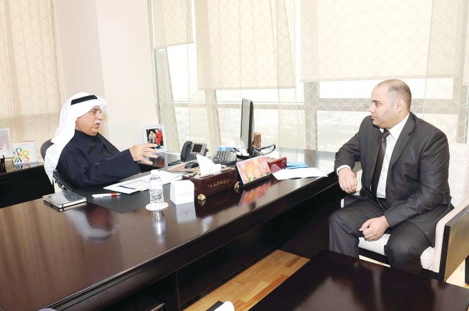 ابوخمسين متحدثا للزميل احمد مغربي اسامة ابوعطية 