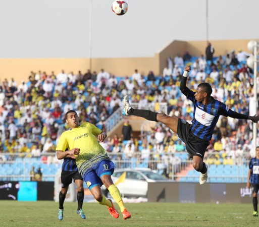محترف النصر ايلتون يحاول الحصول على الكرة من امام مدافع التعاون موقع النصر