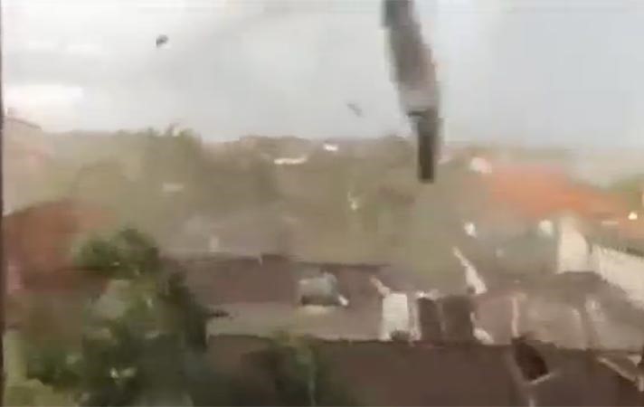 بالفيديو.. صوَّر الإعصار بنفسه ولم يدرك أنه يتوجه نحوه مباشرة !
