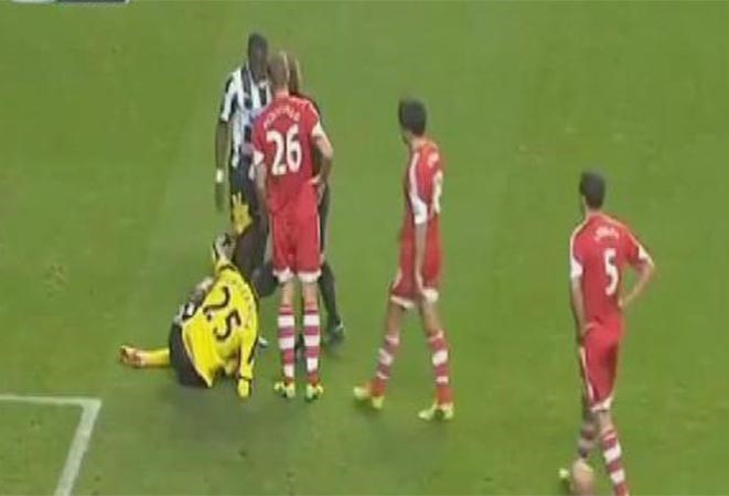 بالفيديو.. غضب من لاعب.. فـ «كسر» أنف الحكم !