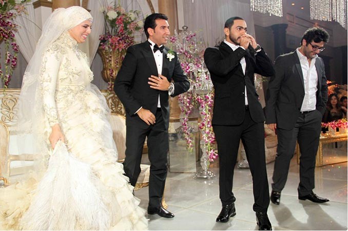 بالصور.. ساعة تامر حسني تثير إعجاب جمهوره.. وشيرين تعود للفساتين العارية 