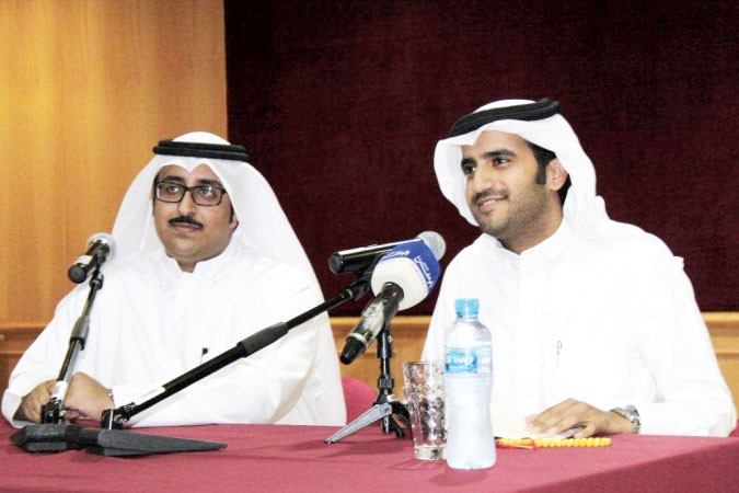 الشاعر عبداللطيف بن يوسف وفيصل الرحيل خلال الامسية 