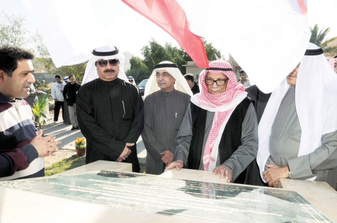 الخبير الفلكي صالح العجيري وشاكر عوض ومفيصل الصديقي خلال وضع حجر الاساس للمشروع﻿