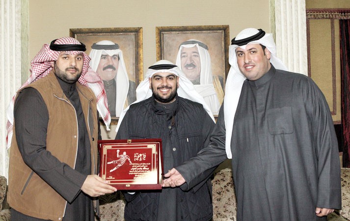 الشيخ فهد الاحمد يتسلم الدعوة من عبدالله الذياب 