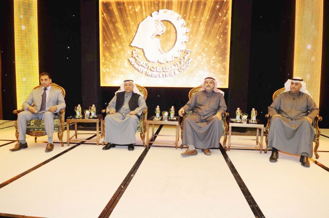 حسين الخرافي متوسطا المتحدثين خلال اللقاء ﻿