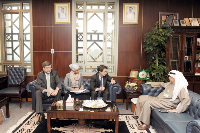 محمد العتيبي مستقبلا ستيفن هاسكي لدى زيارته بيت الزكاة