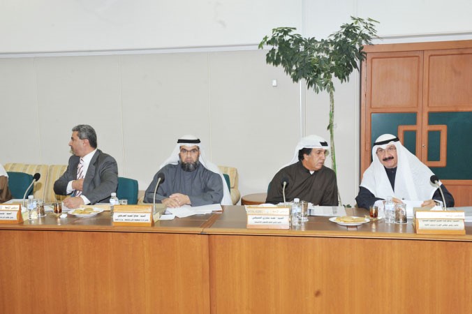 الشيخ سالم العبدالعزيز وحمد الحميضي اثناء اجتماع اللجنة المالية	متين غوزال﻿