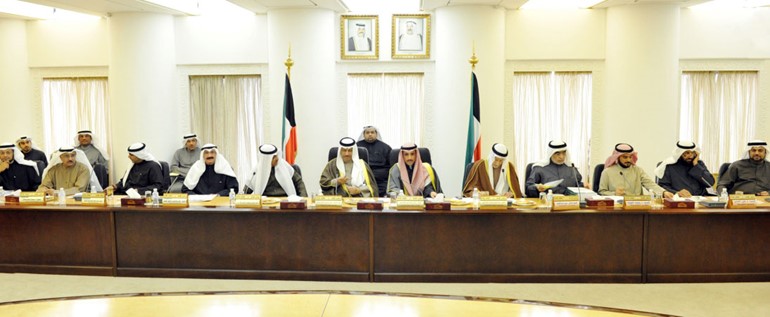 رئيس مجلس الامة مرزوق الغانم وسمو رئيس الوزراء الشيخ جابر المبارك ونائب رئيس المجلس مبارك الخرينج ورئيس ديوان المحاسبة عبدالعزيز العدساني ورئيس لجنة الميزانيات عدنان عبدالصمد يتوسطون النواب والوزراء خلال الاجتماع﻿