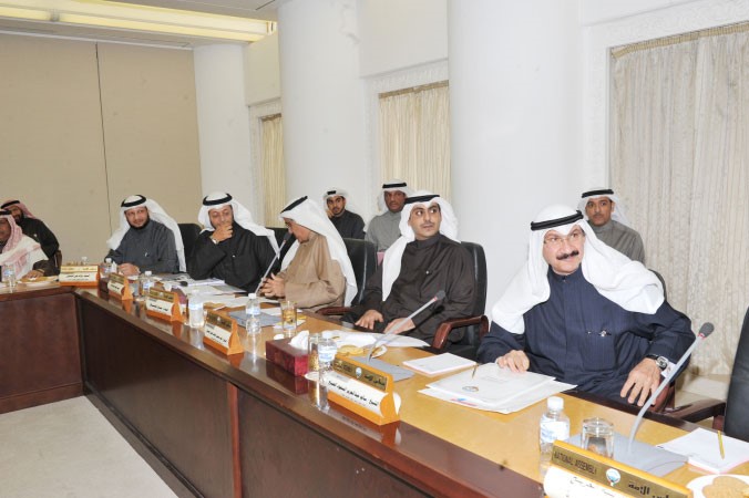 الشيخ سالم العبدالعزيز واركان وزارته خلال الاجتماع﻿
