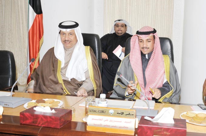 رئيس مجلس الامة مرزوق الغانم وسمو رئيس الوزراء الشيخ جابر المبارك خلال الاجتماع المشترك الذي دعا له رئيس لجنة الميزانيات والحسابات الختامية النائب عدنان عبدالصمد متين غوزال﻿