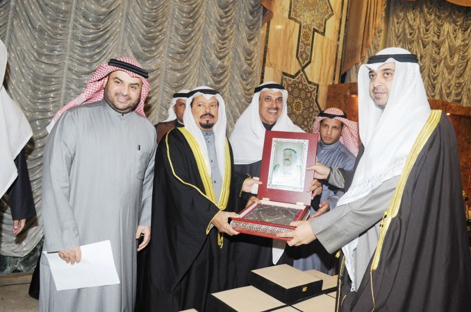 درع الى صاحب السمو يتسلمها الشيخ محمد العبدالله من محمد المسيلم﻿
