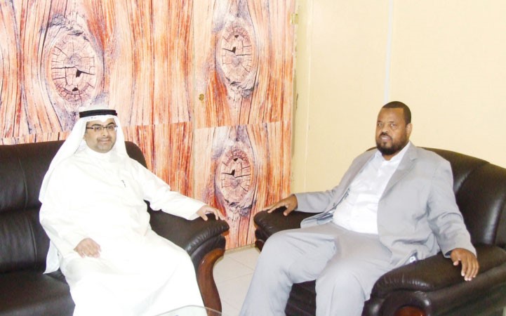 السفير طلال الهاجري خلال لقائه مع الوزير السوداني عبدالكريم الهد