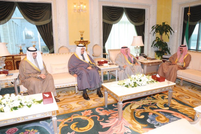 سمو ولي العهد الشيخ نواف الاحمد مستقبلا الشيخ خالد الجراح والشيخ سلمان الحمود والشيخ محمد العبدالله 