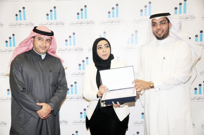 احدى الخريجات تتسلم تكريمها