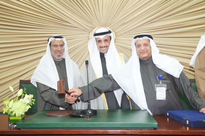 مرزوق الغانم يشارك الخليفة والمقاطع في رفع المطرقة 