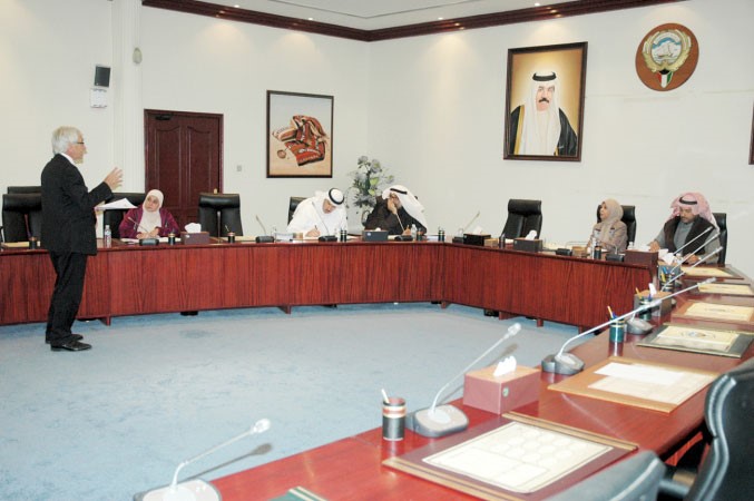 مريم الوتيد تستمع الى شرح من الخبير الاسترالي انتوني براندنبرج حول تدريب المعلمين﻿