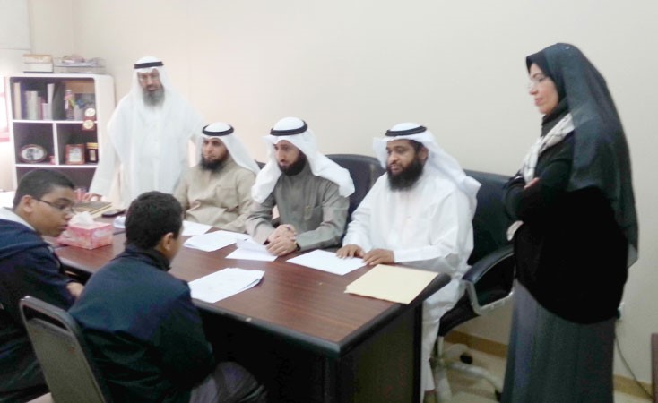 منى الصلال اثناء متابعتها للمسابقة 