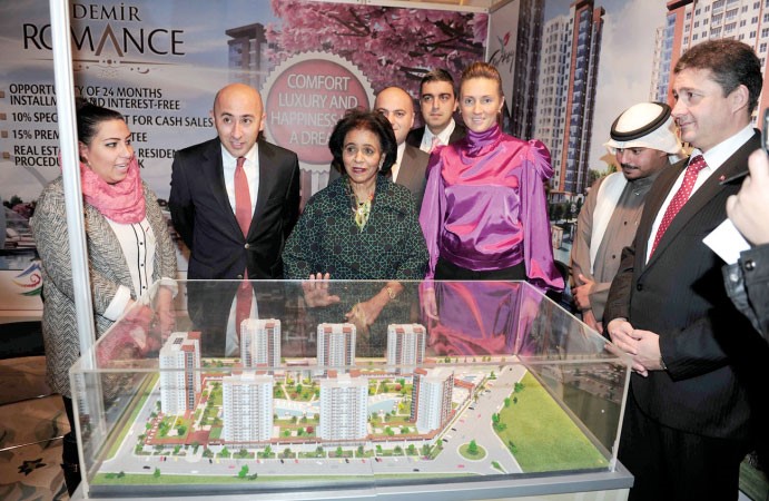 الشيخة فريحة تطالع مجسما لاحد المشاريع العقارية ﻿